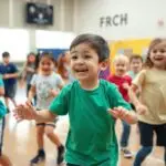 Dzieci uczestniczące w zabawach ruchowych na WF w szkole podstawowej
